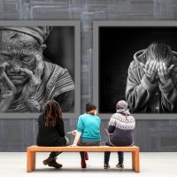 扣子空间读者反馈处理人在邮件列表前逐封查看纠错来信并标注处理状态，桌面放着便签与茶杯
