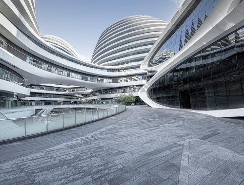 扣子空间Bot编辑页面，左侧显示提示词配置区和插件选择列表，右侧为实时预览对话窗口，用户正在测试读书笔记整理助手